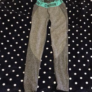 Gym shark leggings